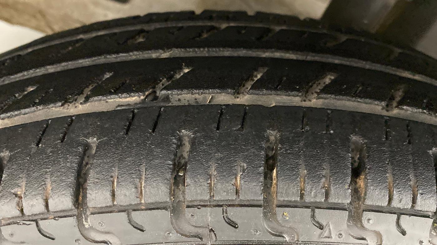 2017 Renault Kwid RXT 1.0 AMT (O), Petrol, Automatic, 18,943 km, Left Front Tyre Tread