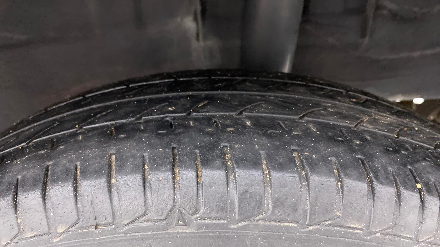 2018 Renault Kwid RXT 1.0, Petrol, Manual, 1,02,990 km, Left Rear Tyre Tread