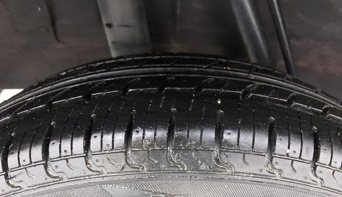 2018 Renault Kwid RXT 1.0, Petrol, Manual, 1,02,990 km, Right Rear Tyre Tread