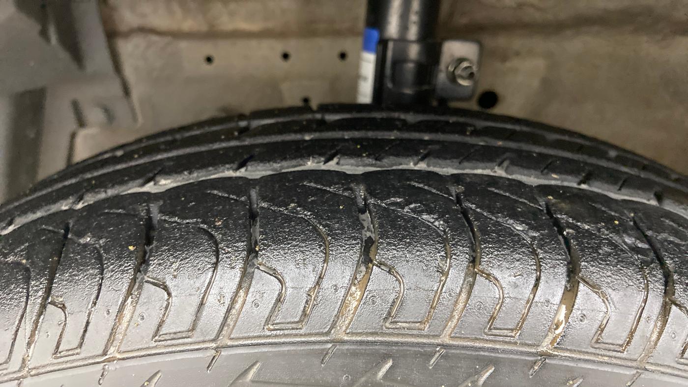 2017 Maruti Swift VXI, Petrol, Manual, 12,885 km, Left Front Tyre Tread