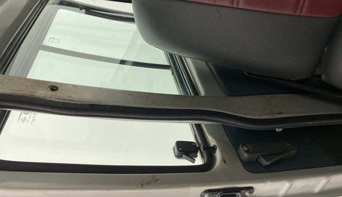 2016 Maruti Omni 5 SEATER, Petrol, Manual, 40,349 km, Second-row right seat - Seat Belt Missing