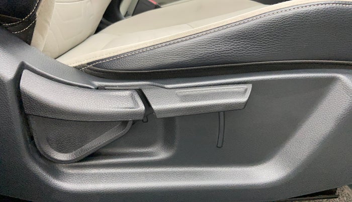 2022 KIA SONET HTX ANNIVERSARY EDITION 1.5, Diesel, Manual, 39,641 km, Driver Side Adjustment Panel