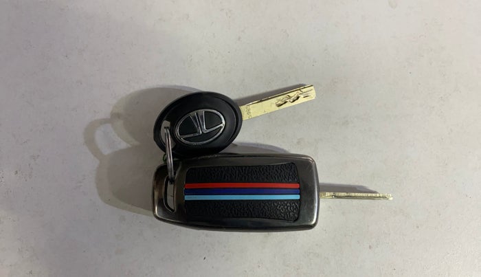 2024 Tata ALTROZ XM PLUS PETROL, Petrol, Manual, 23,470 km, Key Close Up