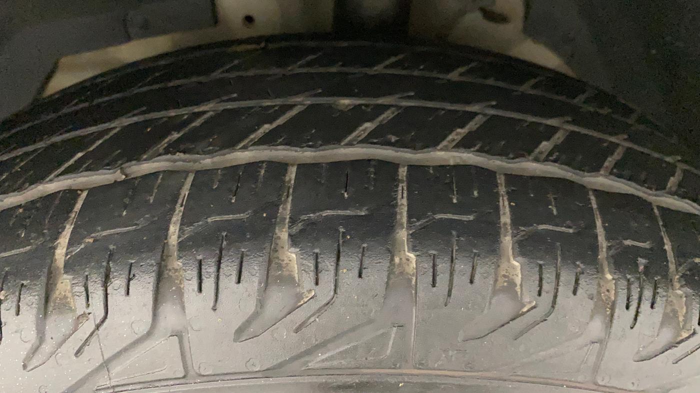2017 Mahindra XUV500 W10 AWD AT, Diesel, Automatic, 80,700 km, Left Front Tyre Tread