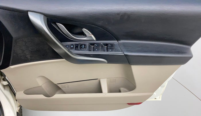 2017 Mahindra XUV500 W10 AWD AT, Diesel, Automatic, 80,700 km, Driver Side Door Panels Control