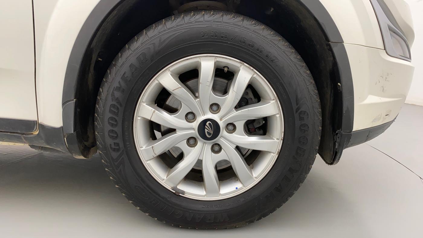 2017 Mahindra XUV500 W10 AWD AT, Diesel, Automatic, 80,700 km, Right Front Wheel