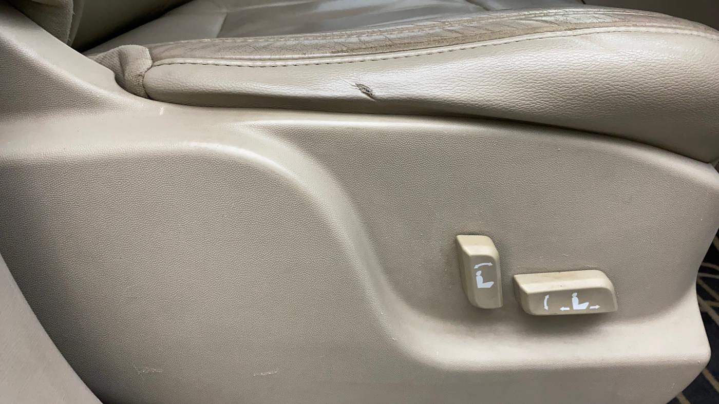 2017 Mahindra XUV500 W10 AWD AT, Diesel, Automatic, 80,700 km, Driver Side Adjustment Panel