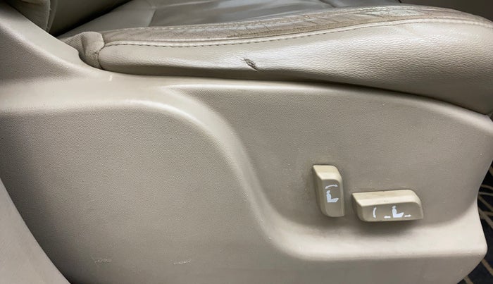 2017 Mahindra XUV500 W10 AWD AT, Diesel, Automatic, 80,700 km, Driver Side Adjustment Panel