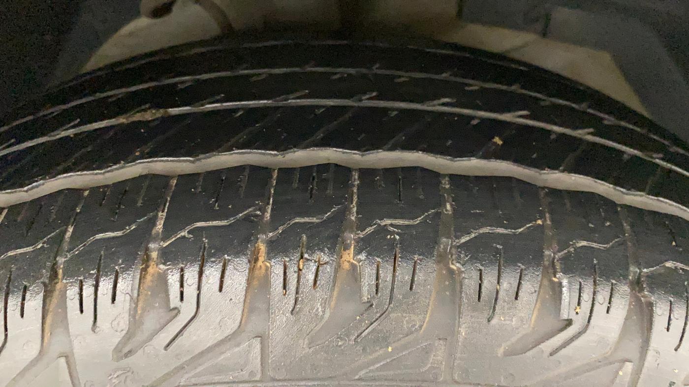 2017 Mahindra XUV500 W10 AWD AT, Diesel, Automatic, 80,700 km, Right Front Tyre Tread