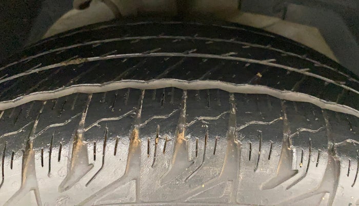 2017 Mahindra XUV500 W10 AWD AT, Diesel, Automatic, 80,700 km, Right Front Tyre Tread