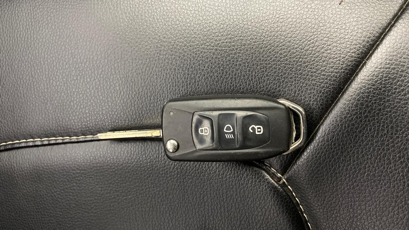 2023 Tata NEXON XM SUNROOF PETROL, Petrol, Manual, 37,031 km, Key Close Up
