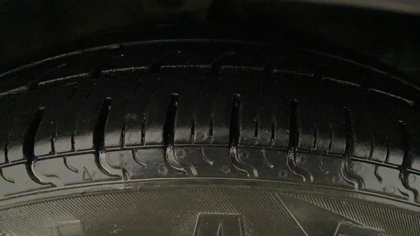 2011 Hyundai i10 SPORTZ 1.2, Petrol, Manual, 55,644 km, Right Front Tyre Tread