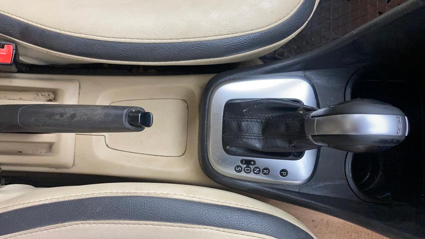 2018 Volkswagen Ameo HIGHLINE PLUS 1.5L AT 16 ALLOY, Diesel, Automatic, 1,09,907 km, Gear Lever