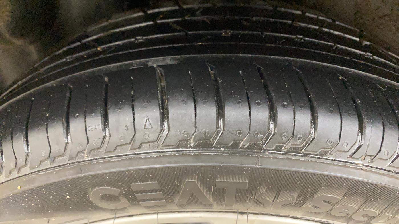 2018 Volkswagen Ameo HIGHLINE PLUS 1.5L AT 16 ALLOY, Diesel, Automatic, 1,09,907 km, Right Rear Tyre Tread