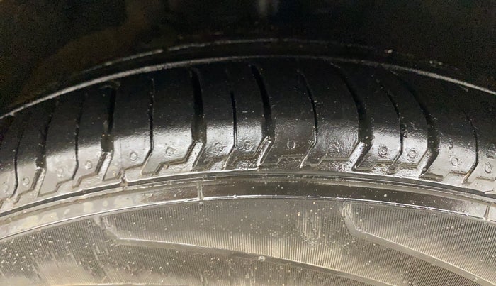 2018 Volkswagen Ameo HIGHLINE PLUS 1.5L AT 16 ALLOY, Diesel, Automatic, 1,09,788 km, Right Front Tyre Tread