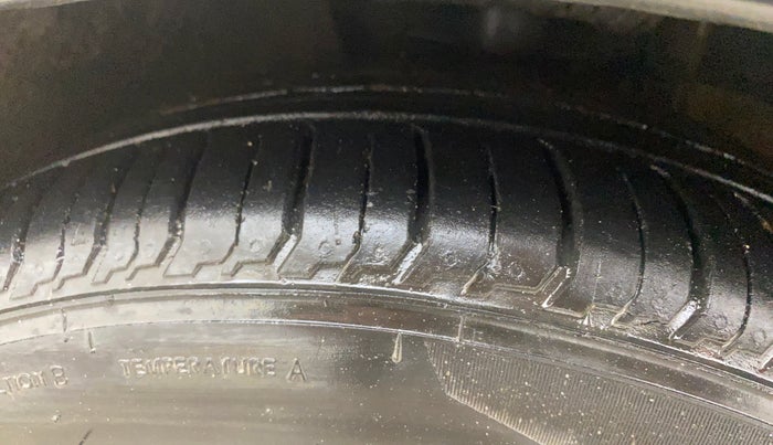 2018 Volkswagen Ameo HIGHLINE PLUS 1.5L AT 16 ALLOY, Diesel, Automatic, 1,09,788 km, Left Front Tyre Tread