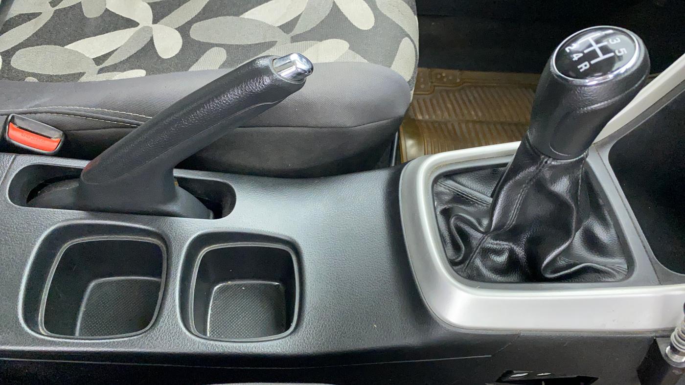2015 Maruti S Cross SIGMA 1.3, Diesel, Manual, 70,504 km, Gear Lever