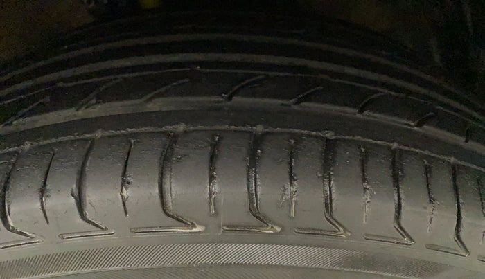 2017 Maruti Ertiga VXI CNG, CNG, Manual, 72,571 km, Left Front Tyre Tread