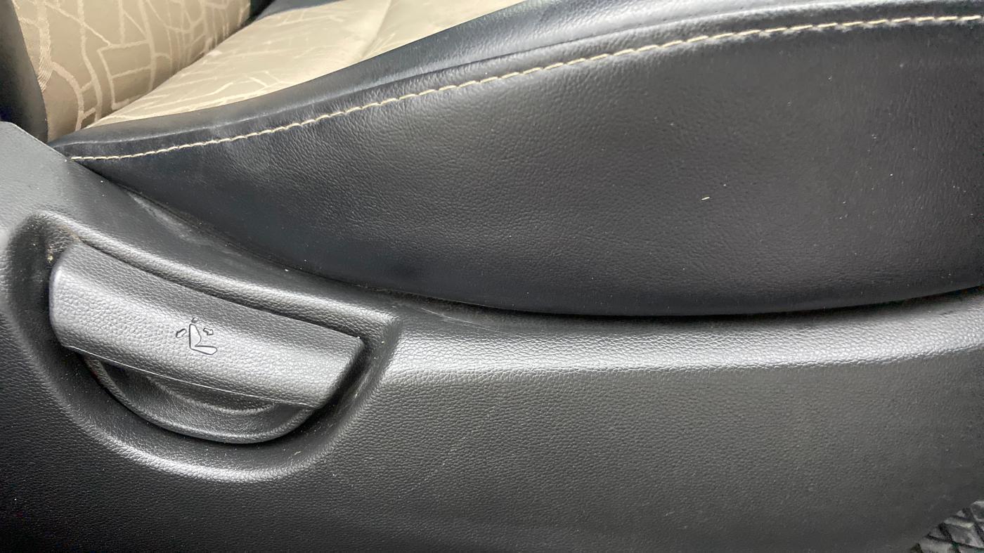 2018 Hyundai Grand i10 magna 1.2 crdi, Diesel, Manual, 65,324 km, Driver Side Adjustment Panel