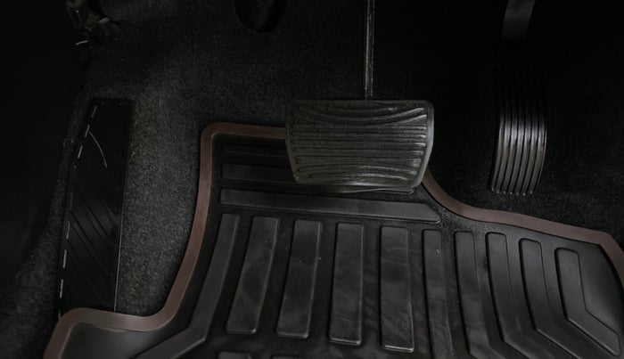 2019 Mahindra XUV500 W7 AT, Diesel, Automatic, 26,780 km, Pedals