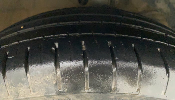 2018 Maruti Swift ZXI, Petrol, Manual, 29,725 km, Right Front Tyre Tread