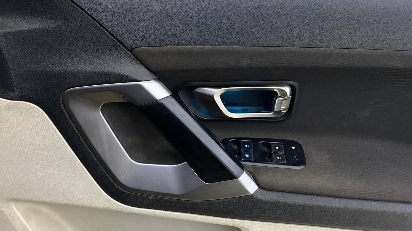 2021 Tata Safari XT, Diesel, Manual, 1,05,375 km, Driver Side Door Panels Control