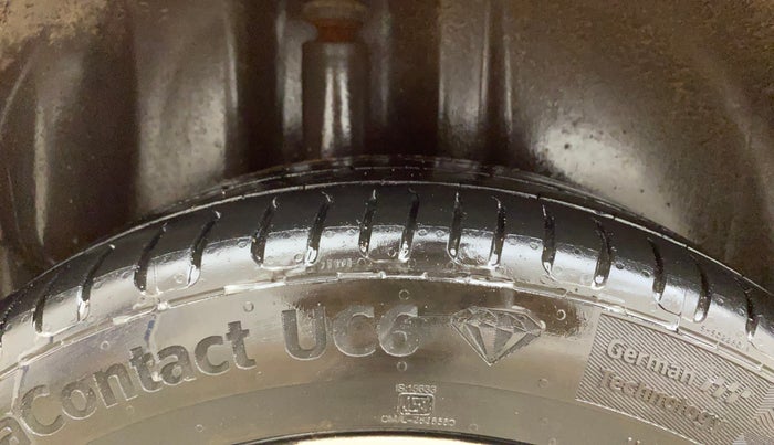 2017 Volkswagen Polo HIGHLINE PLUS 1.2(16 ALLOY, Petrol, Manual, 1,04,272 km, Right Rear Tyre Tread