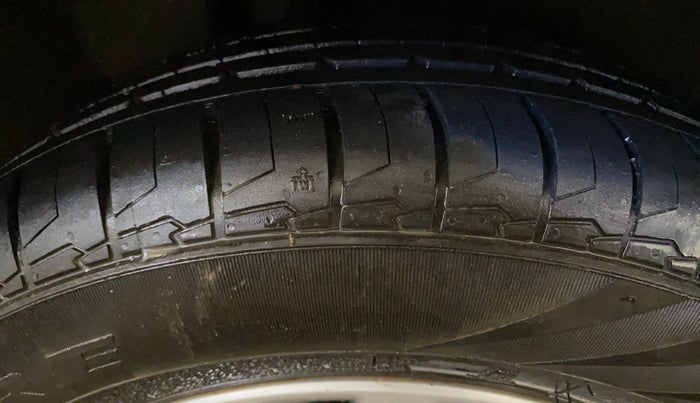 2019 Maruti Ciaz DELTA 1.5 SHVS MT PETROL, Petrol, Manual, 79,879 km, Right Rear Tyre Tread