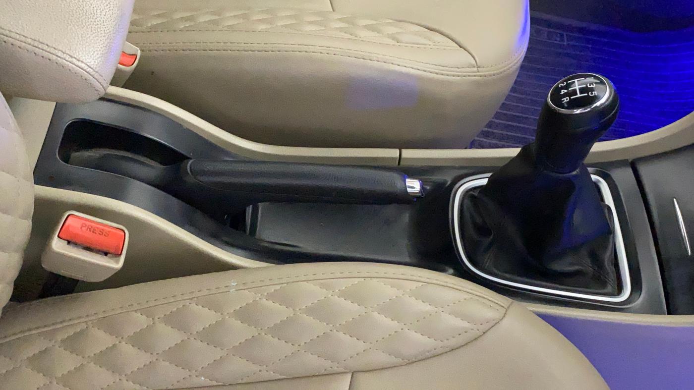 2019 Maruti Ciaz DELTA 1.5 SHVS MT PETROL, Petrol, Manual, 52,183 km, Gear Lever