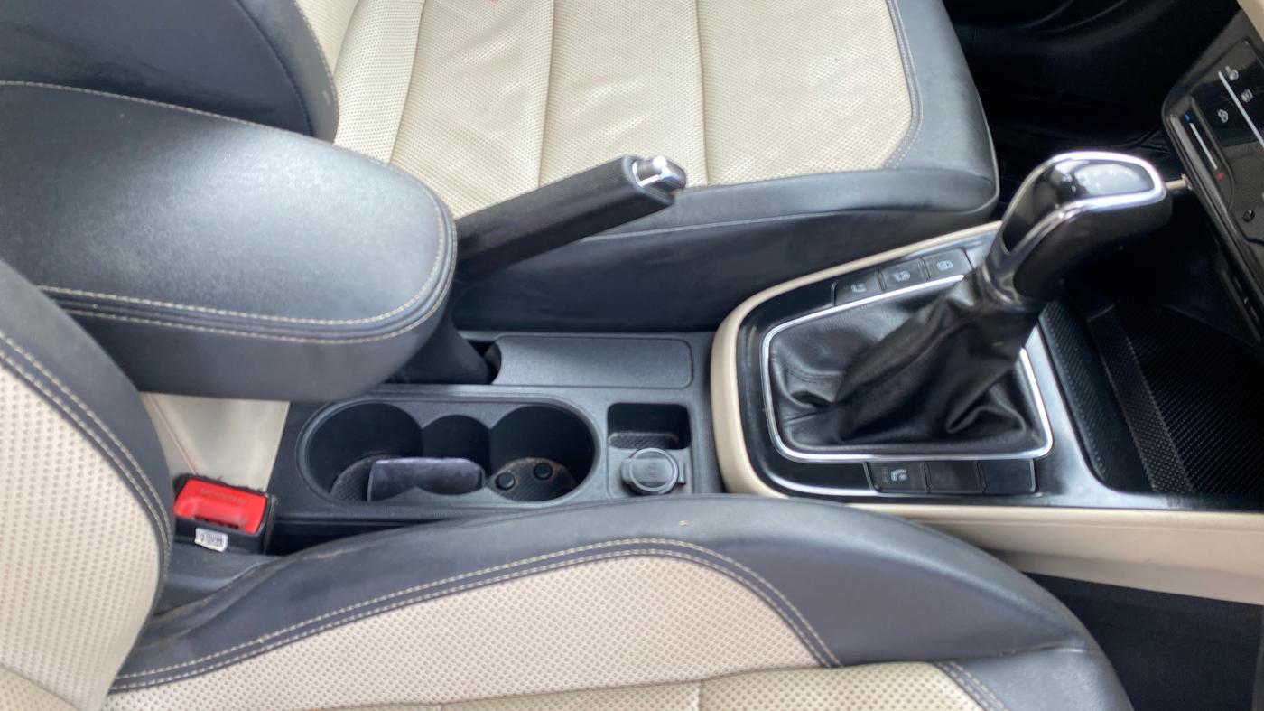 2022 Skoda SLAVIA STYLE 1.0L TSI AT, Petrol, Automatic, 40,509 km, Gear Lever
