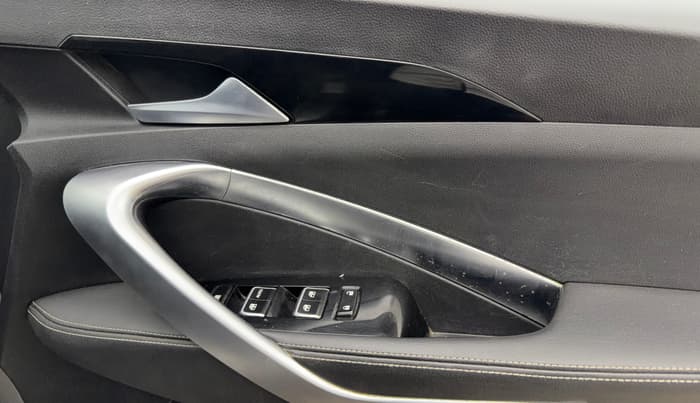 2019 MG HECTOR SHARP 1.5 DCT PETROL, Petrol, Automatic, 1,01,720 km, Driver Side Door Panels Control