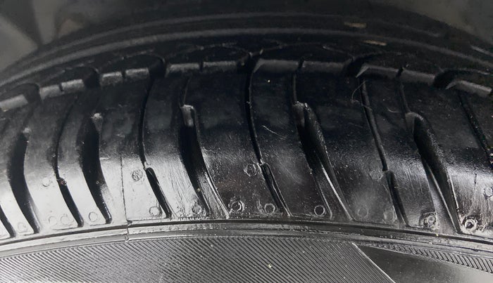 2016 Ford New Figo 1.2 TREND, Petrol, Manual, 29,573 km, Left Front Tyre Tread