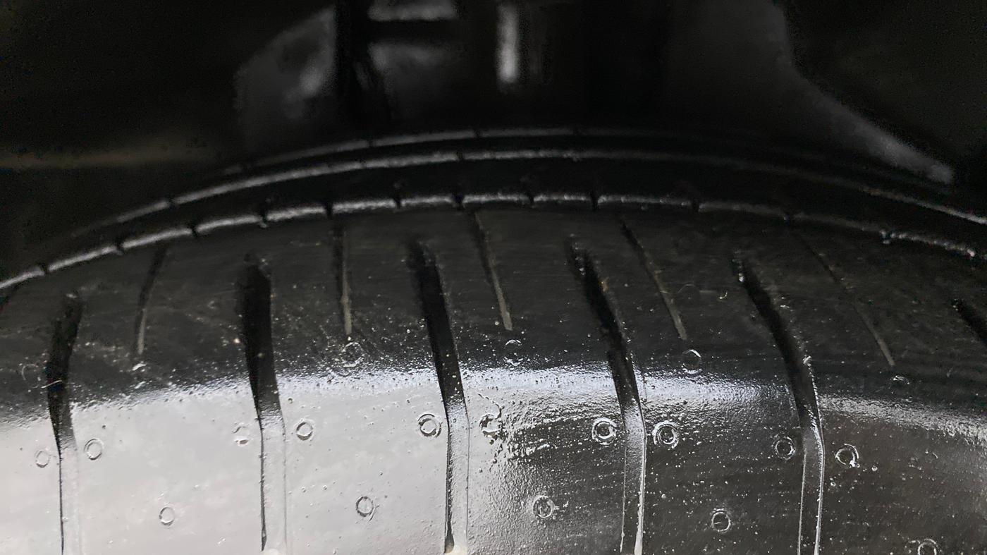 2015 Ford Ecosport 1.5 TITANIUM TI VCT AT, CNG, Automatic, 24,214 km, Right Front Tyre Tread