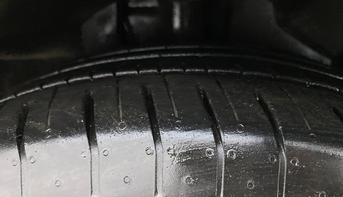 2015 Ford Ecosport 1.5 TITANIUM TI VCT AT, CNG, Automatic, 24,214 km, Right Front Tyre Tread