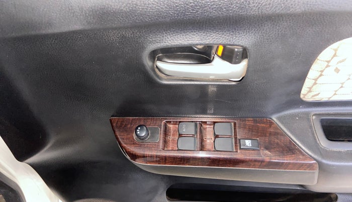 2018 Maruti Wagon R 1.0 VXI, Petrol, Manual, 48,441 km, Driver Side Door Panels Control