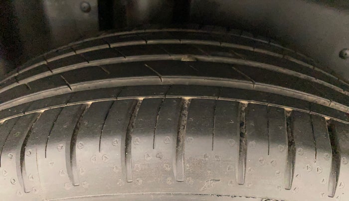 2022 MG HECTOR PLUS SHARP 1.5 PETROL TURBO HYBRID MT 6-STR, Petrol, Manual, 38,266 km, Right Rear Tyre Tread