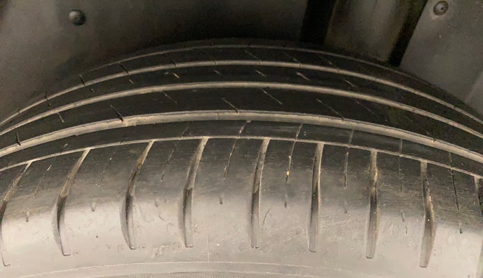2022 MG HECTOR PLUS SHARP 1.5 PETROL TURBO HYBRID MT 6-STR, Petrol, Manual, 38,266 km, Left Rear Tyre Tread