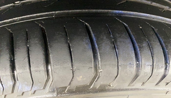 2022 Volkswagen VIRTUS HIGHLINE TSI 1.0 AT, Petrol, Automatic, 26,757 km, Right Rear Tyre Tread