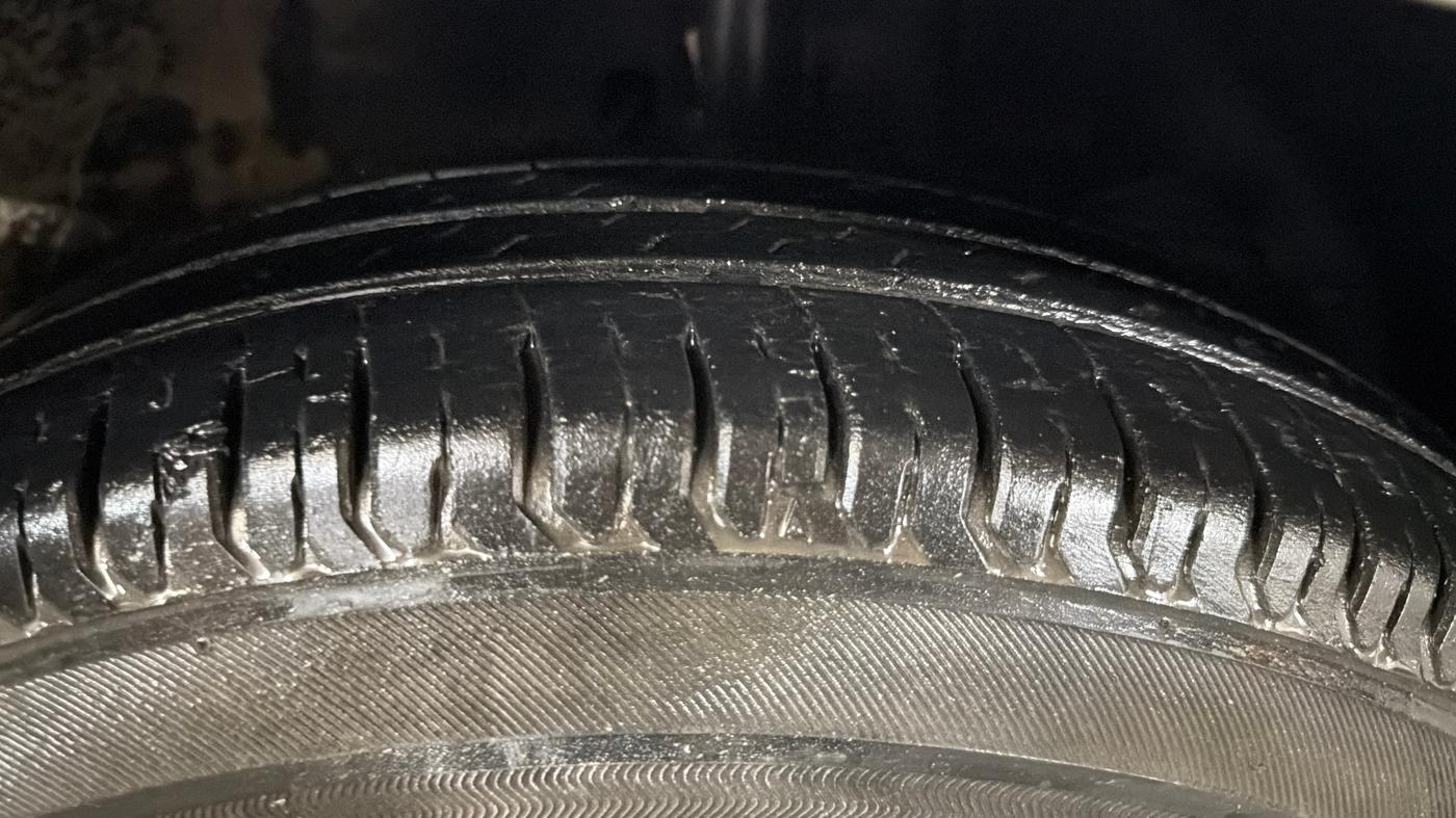 2020 Maruti Swift VXI AMT, Petrol, Automatic, 43,179 km, Right Front Tyre Tread