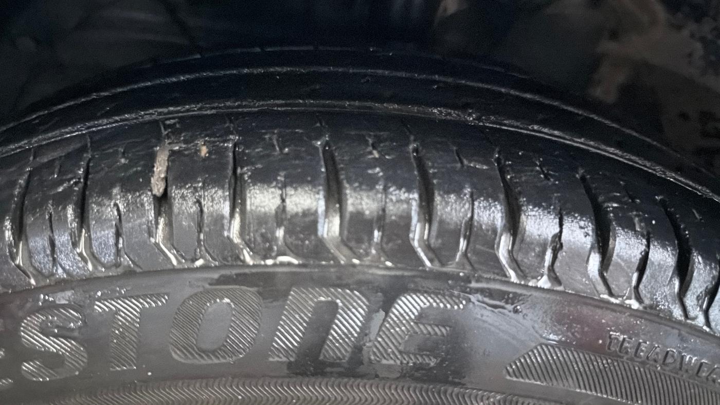 2020 Maruti Swift VXI AMT, Petrol, Automatic, 43,179 km, Left Front Tyre Tread