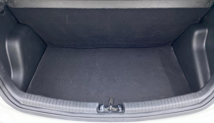 2017 Hyundai Grand i10 Sportz(O) 1.2 MT, Petrol, Manual, 30,600 km, Boot Inside