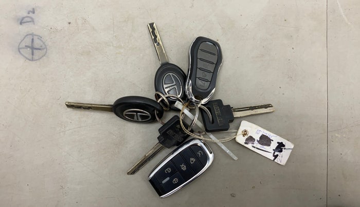 2018 Tata NEXON XE PETROL, Petrol, Manual, 29,416 km, Key Close Up