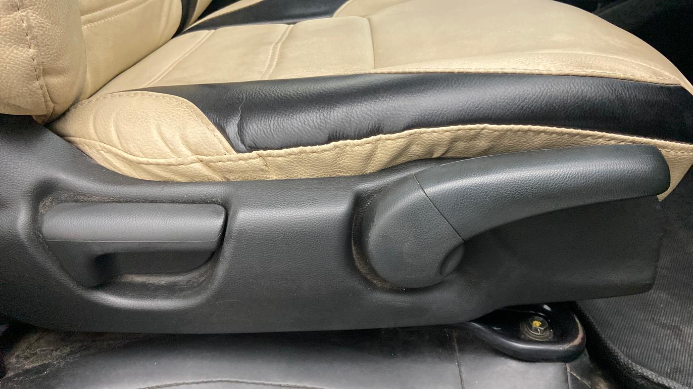 2016 Honda Jazz 1.5L I-DTEC VX, Diesel, Manual, 1,24,214 km, Driver Side Adjustment Panel
