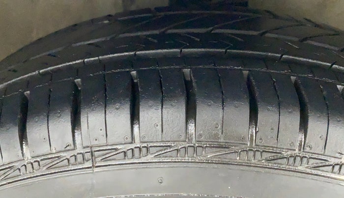 2010 Maruti Swift VXI D, Petrol, Manual, 49,115 km, Right Front Tyre Tread