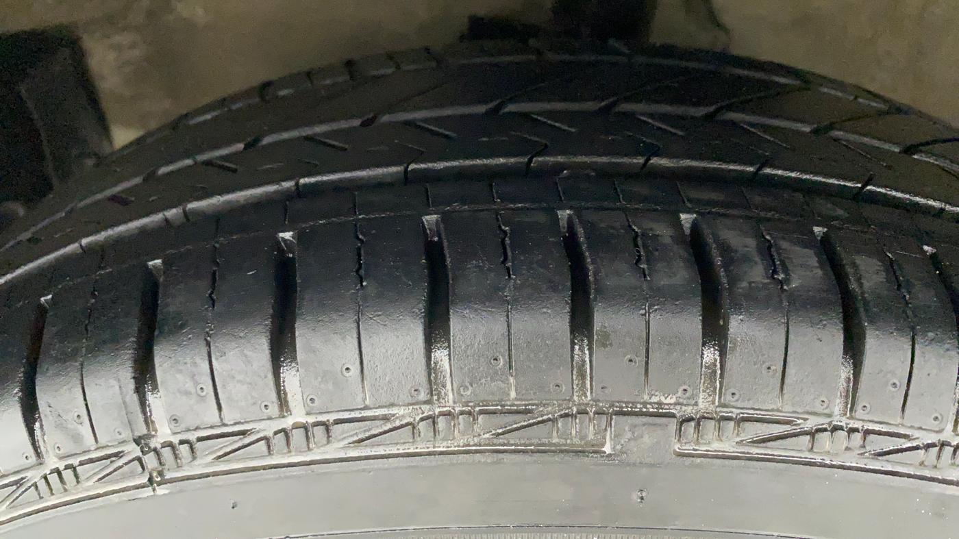 2010 Maruti Swift VXI D, Petrol, Manual, 49,115 km, Left Front Tyre Tread