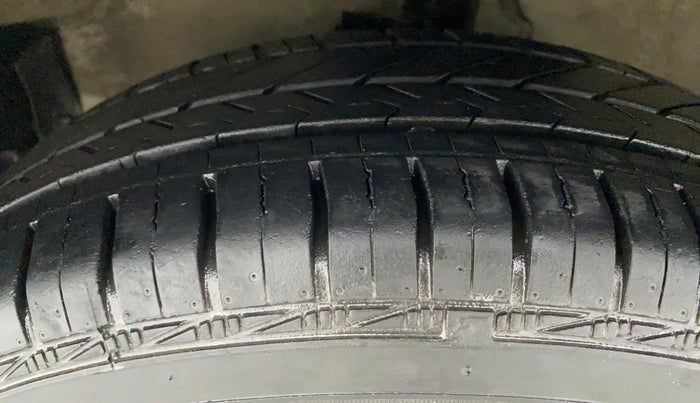 2010 Maruti Swift VXI D, Petrol, Manual, 49,115 km, Left Front Tyre Tread