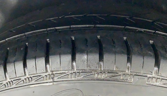 2010 Maruti Swift VXI D, Petrol, Manual, 49,115 km, Left Rear Tyre Tread