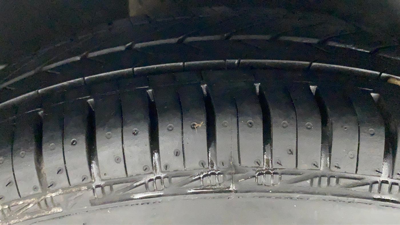 2010 Maruti Swift VXI D, Petrol, Manual, 49,115 km, Right Rear Tyre Tread