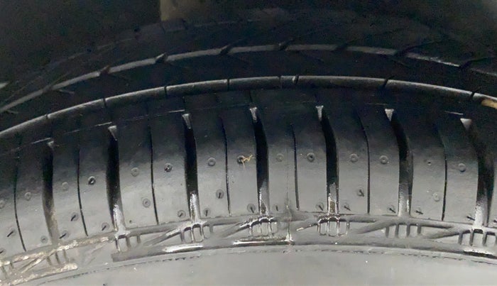 2010 Maruti Swift VXI D, Petrol, Manual, 49,115 km, Right Rear Tyre Tread