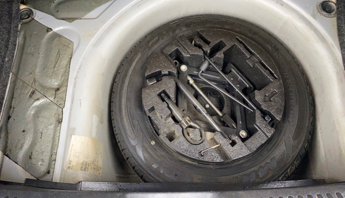 2015 Volkswagen Polo HIGHLINE1.2L, Petrol, Manual, 1,05,657 km, Spare Tyre